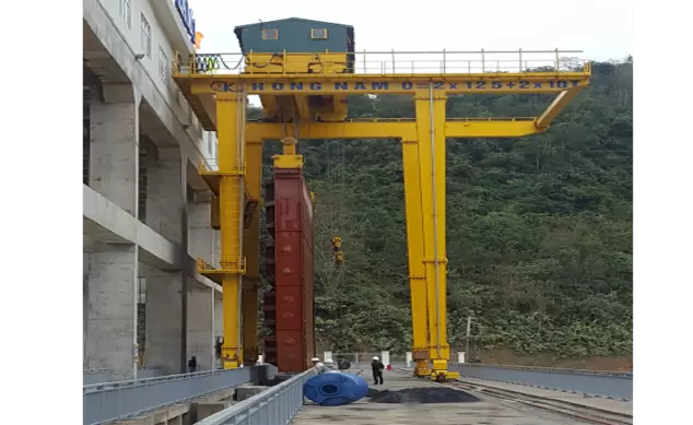 BÁN CỔNG TRỤC