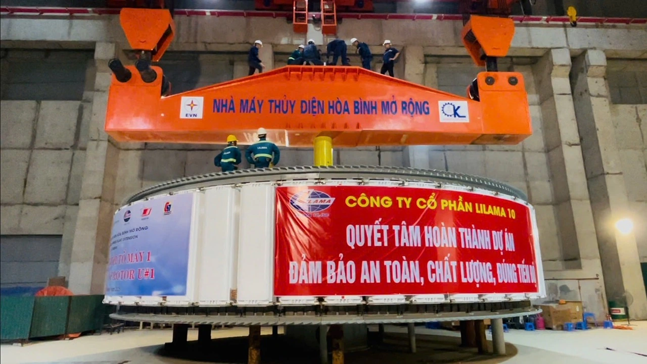 Công ty CP cơ khí Hồng Nam chế tạo cầu trục gian máy. Hạ đặt thành công Rotor tổ máy số 1 dự án thủy điện Hòa Bình mở rộng